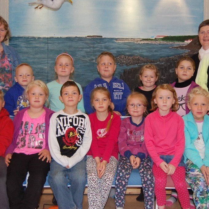 Neðri röð frá vinstri: Sindri, Valgerður, Jón, Viktoría, Emma, Marta og Ingunn. Efri röð frá vinstri: Kristín umsjónarkennari, Mikael, Þóranna, Gísli, Bjarkey, Sigrún og Elsa stuðningsfulltrúi.