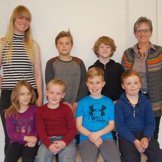 Neðri röð frá vinstri: Katla, Hlynur, Leifur og Konráð. Efri röð frá vinstri: Arnþrúður umsjónarkennari, Mikael, Orri og Sjöfn deildarstjóri.