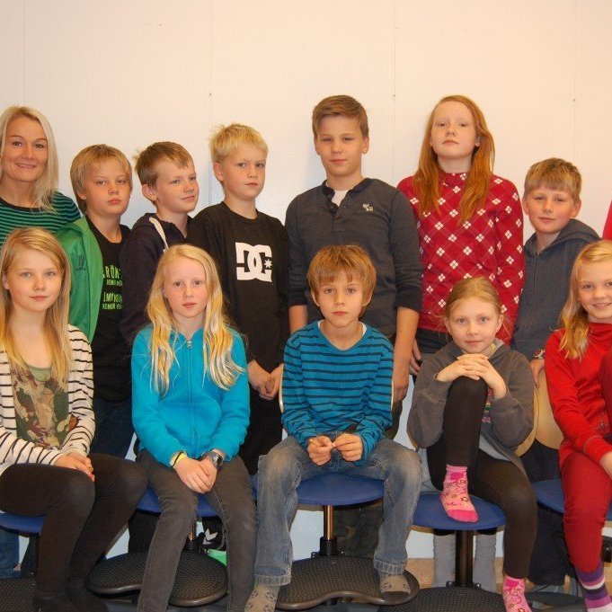 Neðri röð frá vinstri: Kamilla Rán, Inga Sara, Ívar Breki, Heiðrún Ýr og Guðrún Marín.  Efri röð frá vinstri: Emma Sif Björnsdóttir umsjónarkennari, Andri Björn, James Robert, Kormákur Helgi, Stormur Jón, Emilía Sól, Ingiberg Daði og Solveig Pétursdóttir stuðningsfulltrúi.