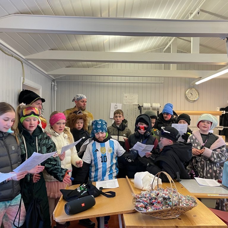 Miðstig á íslensku Fánasaumastofunni