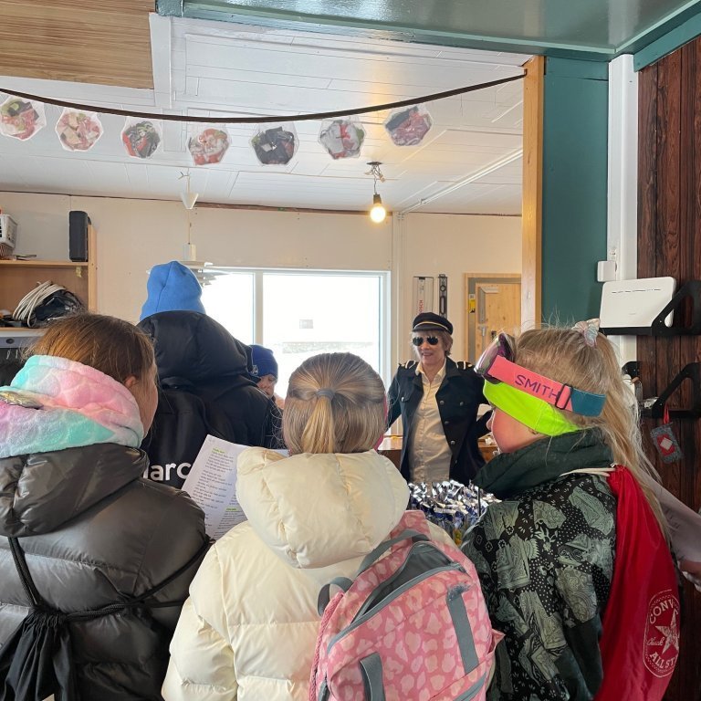 Verðandi tók á móti syngjandi furðuverum, hér er miðstig að syngja fyrir Sollu.