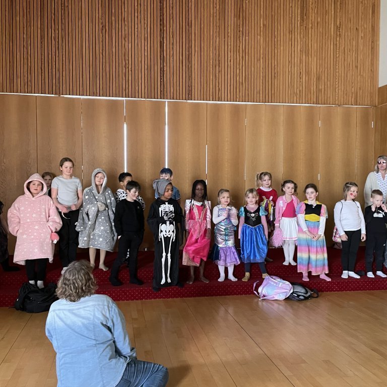 Yngsta stig að syngja, Kristín Bjarna stýrir.