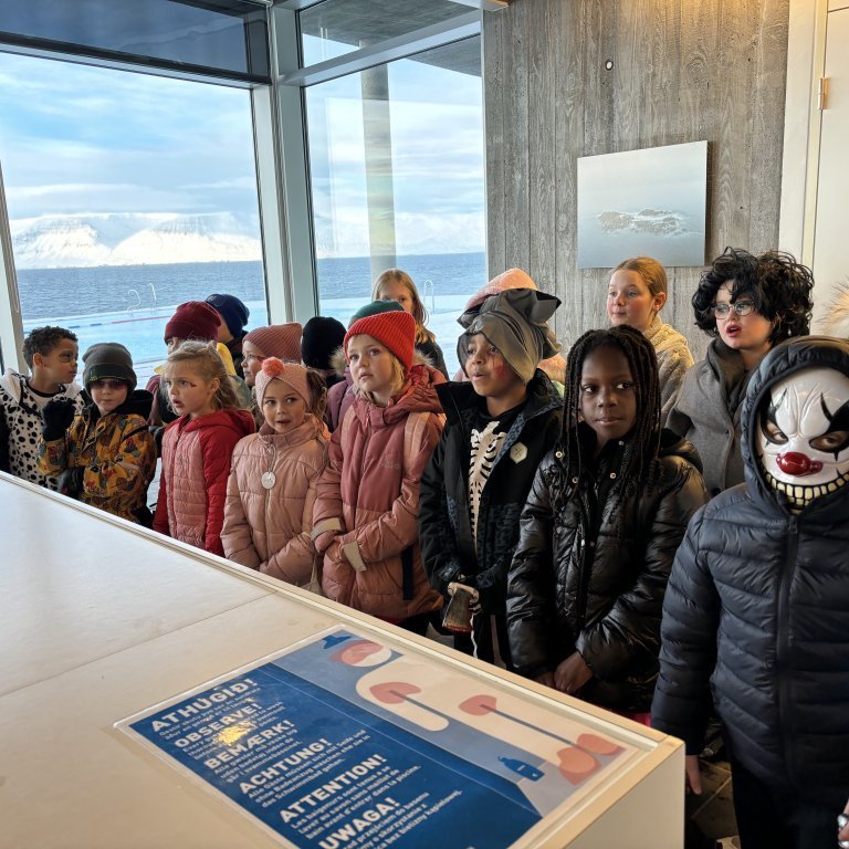 Yngsta stig syngur í sundlauginni