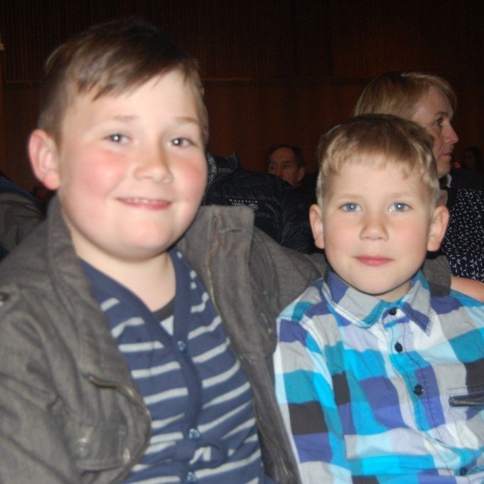 Björn Jökull og Sindri kátir á skólaslitum.