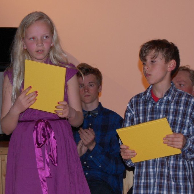 Hrafnhildur Karen og Ívar Breki að taka við bókinni, Skín við sólu Skagafjörður.