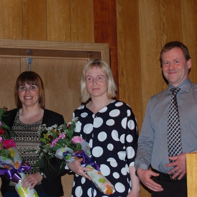 Inga Jóna og Lína Dögg fá þakklætis blómvönd frá skólanum frá Jóhanni skólastjóra.