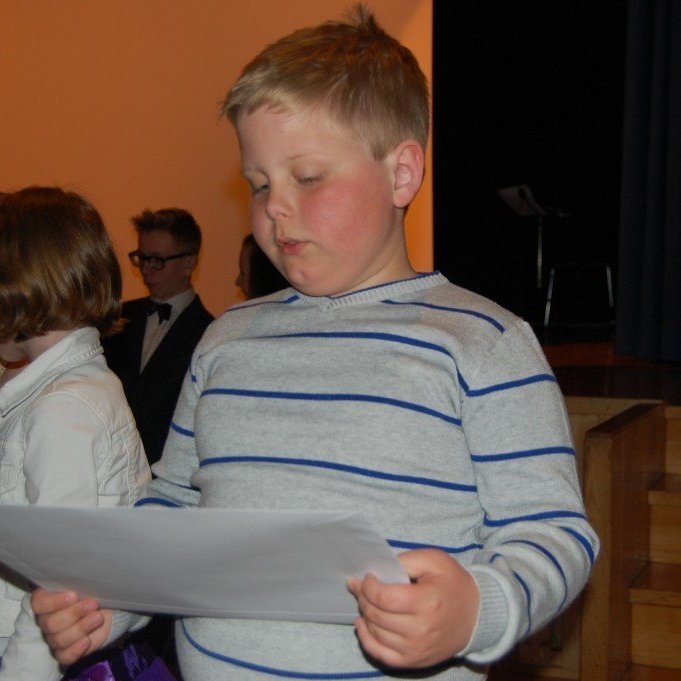 Gísli Þór að skoða vitnisburð sinn.