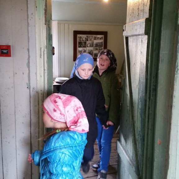 Verið að skoða húsnæðið sem var í boði á síldarævintýrinu.