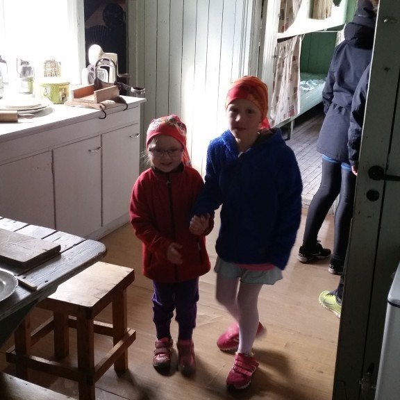 Verið að skoða húsnæðið sem var í boði á síldarævintýrinu.