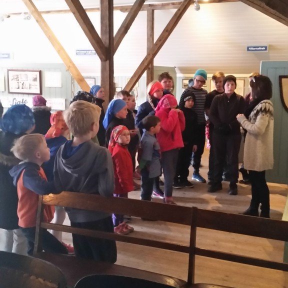 Verið að segja frá síldarævintýrinu á Siglufirði.