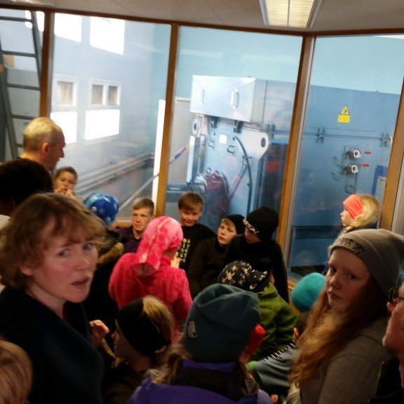 Verið að skoða vélarnar í Skeiðsfossvirkjun.