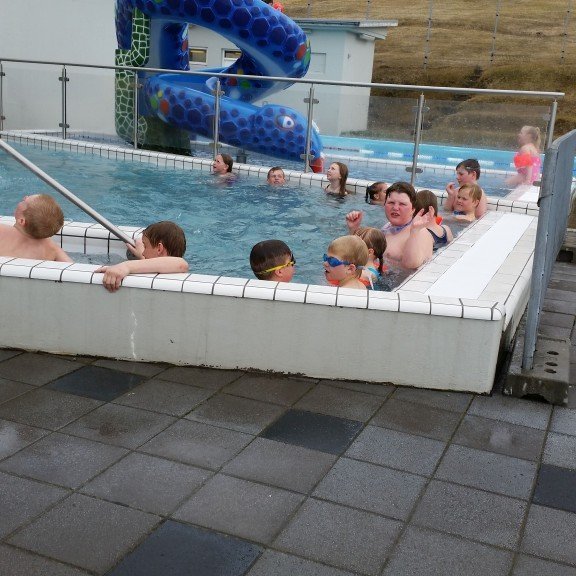 Röðin í rennibrautina á Ólafsfirði.