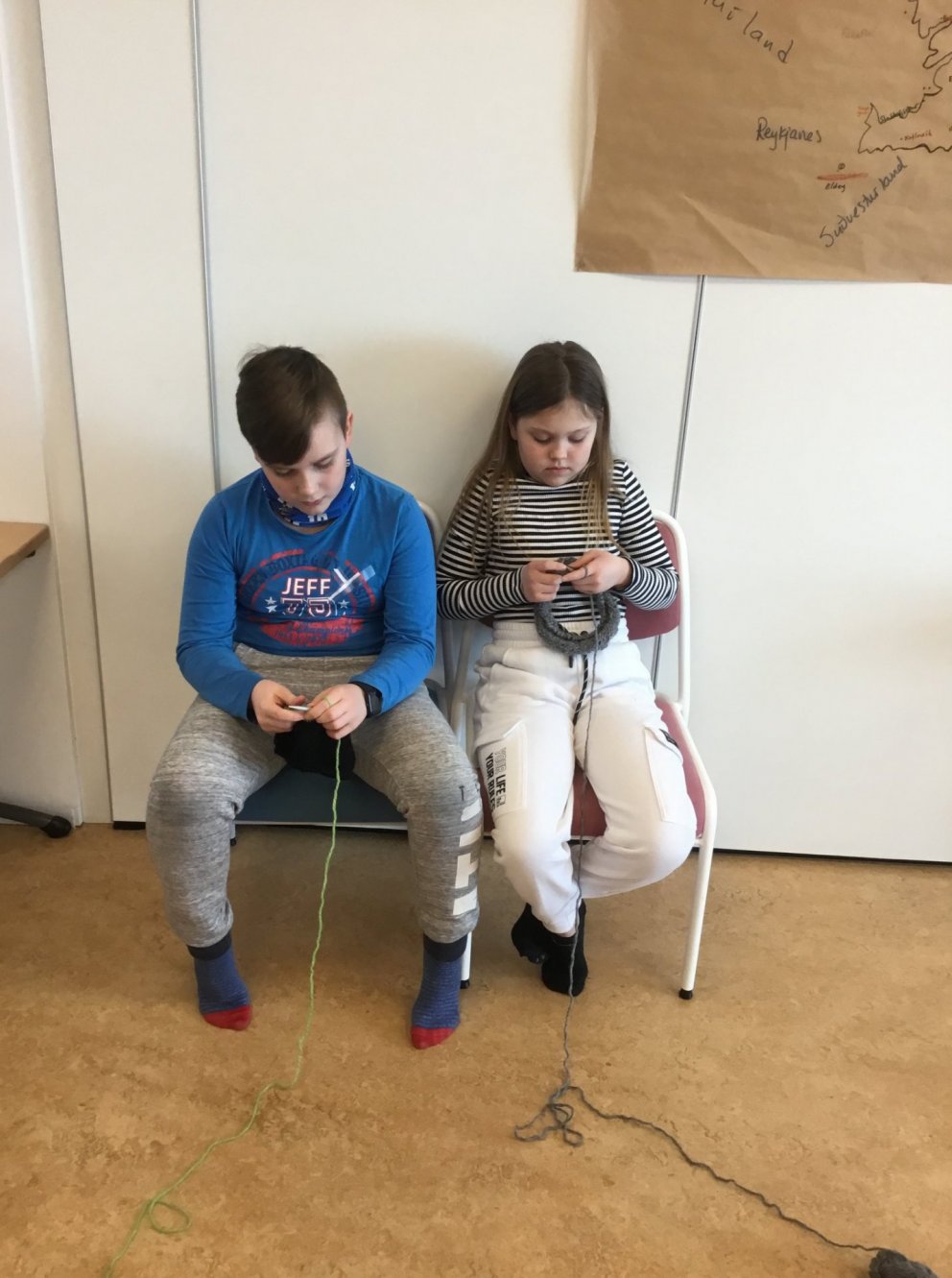 Árni og Dagmar að prjóna.