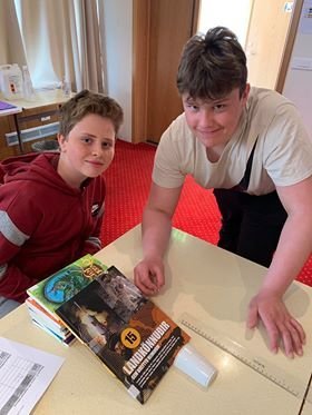 Eðlisfræðitilraunir hjá unglingunum