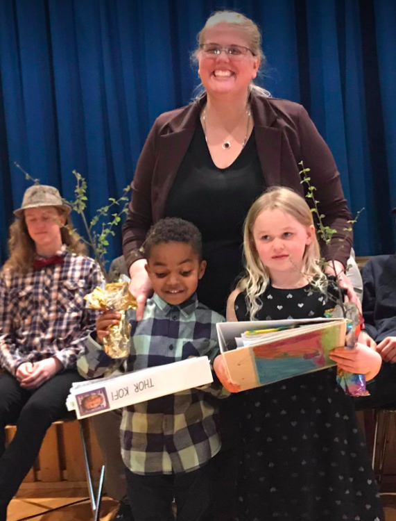 Útskriftarhópur leikskólans á Hofsósi, ásamt Jóhönnu Sveinbjörgu leikskólastýru.