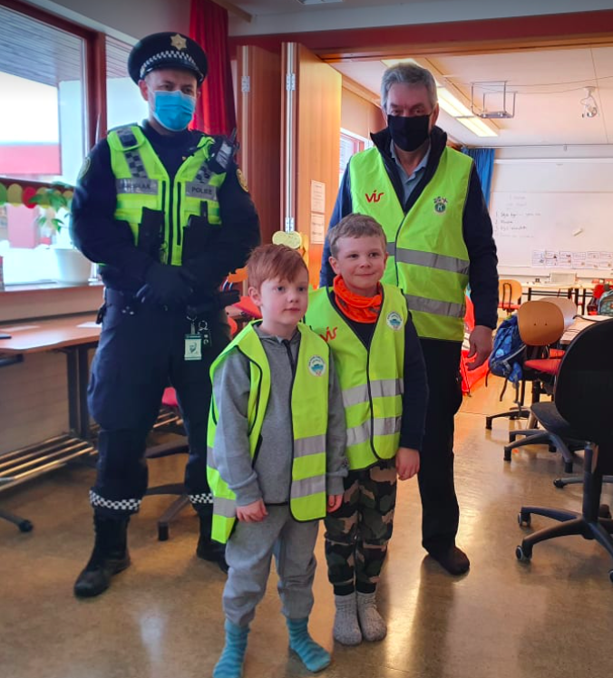 Kiwanis gefur endurskinsvesti