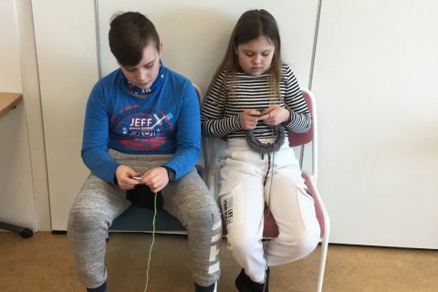 Árni og Dagmar að prjóna.