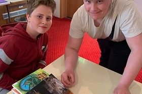 Eðlisfræðitilraunir hjá unglingunum