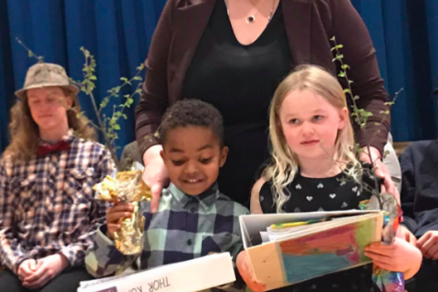 Útskriftarhópur leikskólans á Hofsósi, ásamt Jóhönnu Sveinbjörgu leikskólastýru.