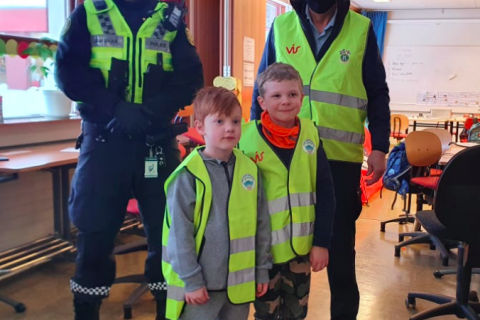 Kiwanis gefur endurskinsvesti